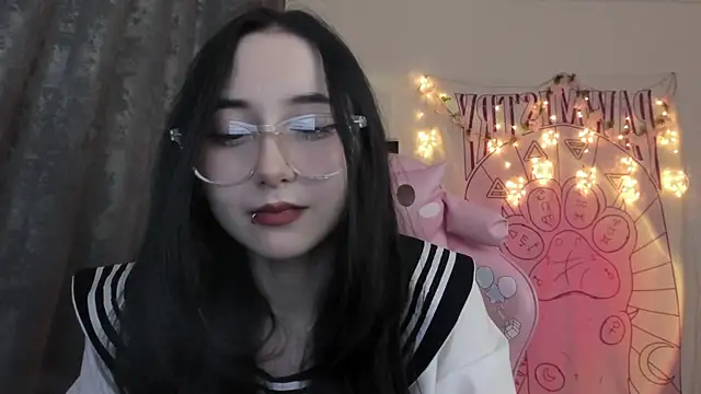 Snapshot of Holy420lolii chatting on 03/13/25, 05:39 Holy420lolii online show from 03/13/25, 05:39