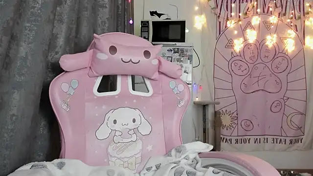 Snapshot of Holy420lolii chatting on 03/21/25, 04:51 Holy420lolii online show from 03/21/25, 04:51