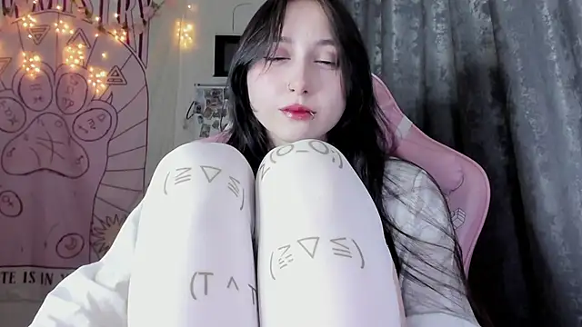 Snapshot of Holy420lolii chatting on 10/23/25, 08:29 Holy420lolii online show from 10/23/25, 08:29