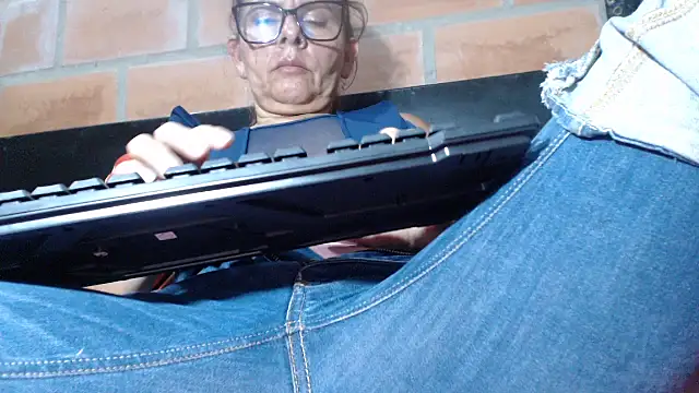 Snapshot of DevoraAmateur chatting on 03/11/26, 01:00 DevoraAmateur online show from 03/11/26, 01:00
