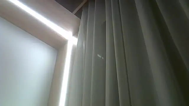 Skinny-Kitten online show from 11/20/25, 12:22