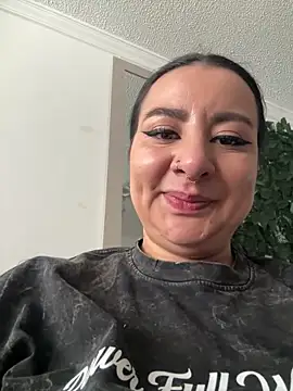 Abril Luv online show from 12/15/25, 01:26