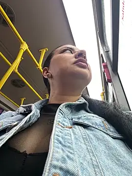 Snapshot of Abril_Luv chatting on 03/27/26, 12:05 Abril Luv online show from 03/27/26, 12:05