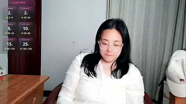 Vivianangn-e online show from 04/16/26, 12:39