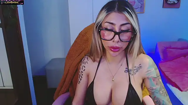 Snapshot of Martina_Dash chatting on 03/20/25, 12:30 Martina Dash online show from 03/20/25, 12:30