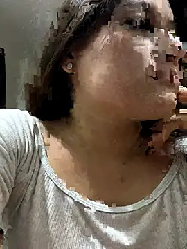 Snapshot of LuceroRm chatting on 12/23/25, 04:32 LuceroRm online show from 12/23/25, 04:32