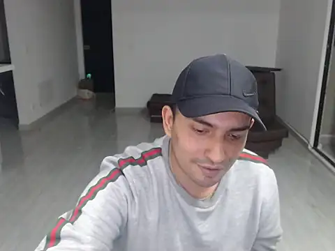 Snapshot of Uncut_Hairy_Dick chatting on 10/28/25, 06:17 Uncut Hairy Dick online show from 10/28/25, 06:17