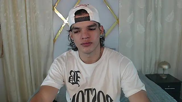 Snapshot of AlbertBernal69 chatting on 02/12/25, 02:14 AlbertBernal69 online show from 02/12/25, 02:14