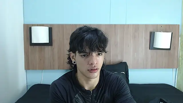 Snapshot of AlbertBernal69 chatting on 02/14/25, 02:07 AlbertBernal69 online show from 02/14/25, 02:07