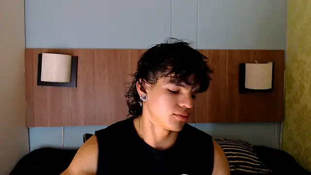 Snapshot of AlbertBernal69 chatting on 02/22/25, 12:27 AlbertBernal69 online show from 02/22/25, 12:27