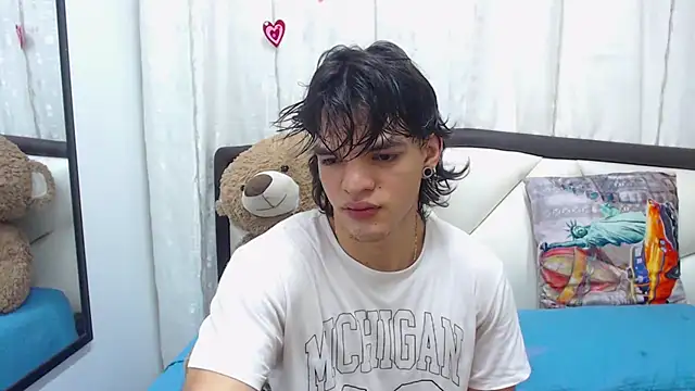Snapshot of AlbertBernal69 chatting on 03/14/25, 03:26 AlbertBernal69 online show from 03/14/25, 03:26