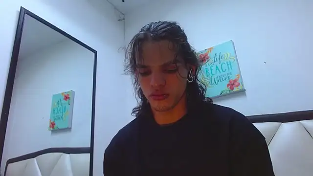 Snapshot of AlbertBernal69 chatting on 10/21/25, 03:29 AlbertBernal69 online show from 10/21/25, 03:29
