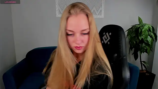 Snapshot of Barbie_Lis chatting on 03/19/25, 12:37 Barbie Lis online show from 03/19/25, 12:37