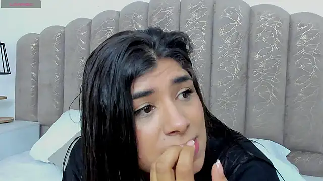 Snapshot of ZiaCalifa chatting on 12/19/25, 11:17 ZiaCalifa online show from 12/19/25, 11:17