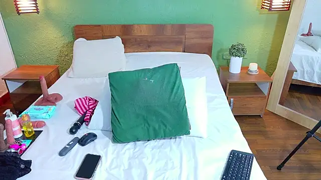 dannaahbrown online show from 10/27/25, 06:34