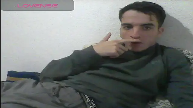 Snapshot of Tombgy07 chatting on 02/14/25, 08:15 Tombgy07 online show from 02/14/25, 08:15