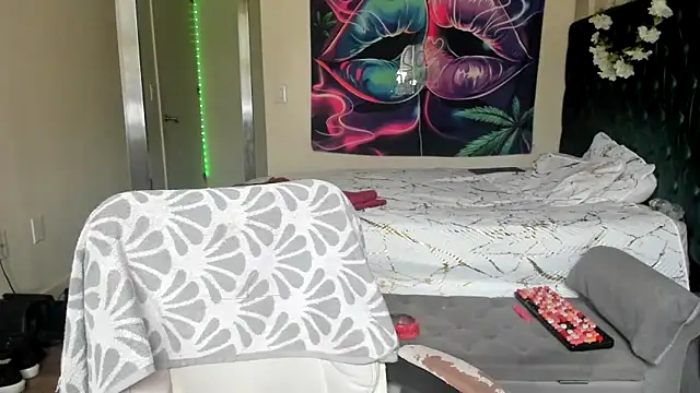 Snapshot of YasmineMinaj chatting on 04/04/26, 04:59 YasmineMinaj online show from 04/04/26, 04:59