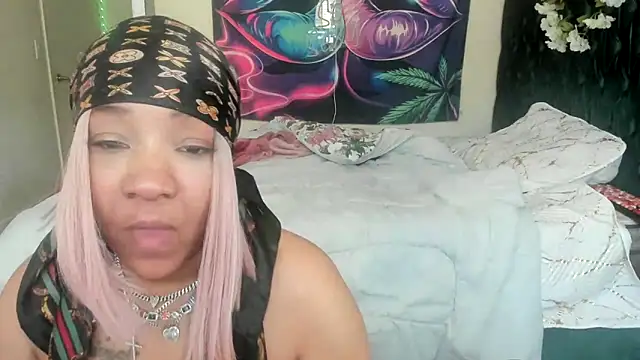 Snapshot of YasmineMinaj chatting on 04/14/26, 12:22 YasmineMinaj online show from 04/14/26, 12:22