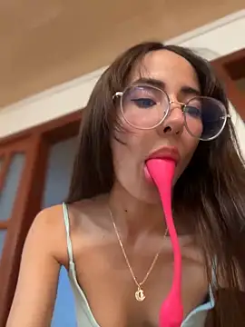 Snapshot of lauravasquez chatting on 12/15/24, 07:10 lauravasquez online show from 12/15/24, 07:10