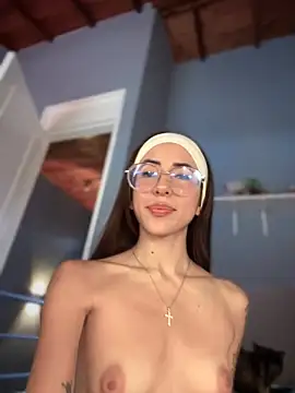 Snapshot of lauravasquez chatting on 10/23/25, 07:34 lauravasquez online show from 10/23/25, 07:34