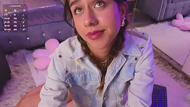 Snapshot of Emiily_Scott1 chatting on 12/03/24, 04:06 Emiily Scott1 online show from 12/03/24, 04:06