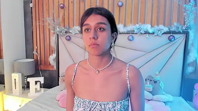 Snapshot of Emiily_Scott1 chatting on 12/05/24, 08:44 Emiily Scott1 online show from 12/05/24, 08:44