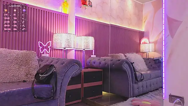 Snapshot of Emiily_Scott1 chatting on 12/10/24, 12:27 Emiily Scott1 online show from 12/10/24, 12:27