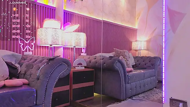 Snapshot of Emiily_Scott1 chatting on 12/18/24, 12:51 Emiily Scott1 online show from 12/18/24, 12:51