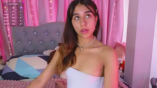 Snapshot of Emiily_Scott1 chatting on 03/18/25, 05:42 Emiily Scott1 online show from 03/18/25, 05:42