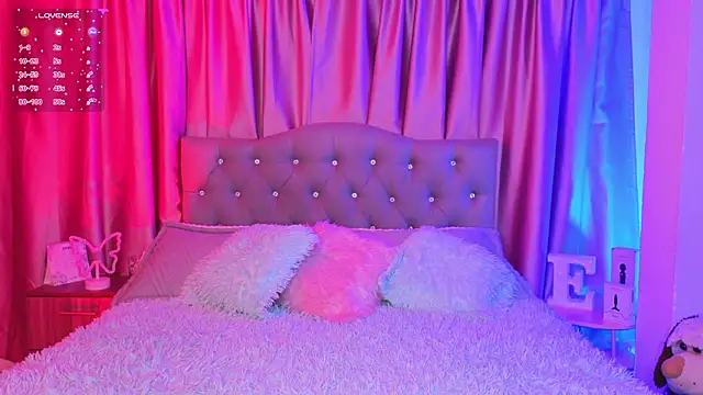 Snapshot of Emiily_Scott1 chatting on 03/04/26, 12:27 Emiily Scott1 online show from 03/04/26, 12:27