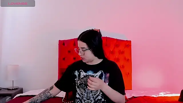 Snapshot of aliice_walker_ chatting on 12/21/24, 01:32 aliice walker online show from 12/21/24, 01:32