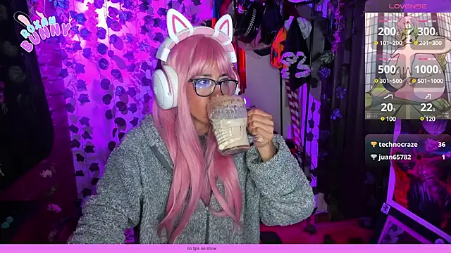 Snapshot of Roxanbunny1 chatting on 02/14/25, 07:28 Roxanbunny1 online show from 02/14/25, 07:28