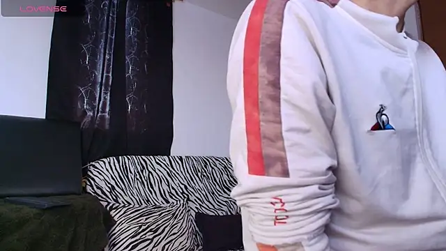 Snapshot of kisstarxxx chatting on 12/18/25, 08:59 kisstarxxx online show from 12/18/25, 08:59