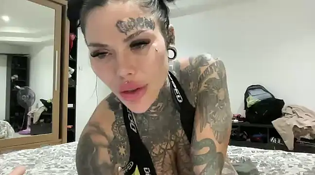 claudiacvc95 online show from 02/02/25, 12:57