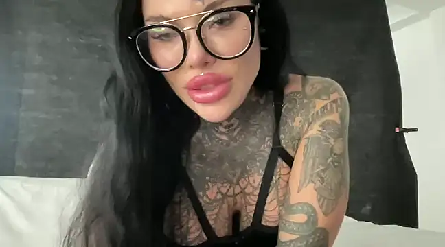 claudiacvc95 online show from 03/03/25, 08:16