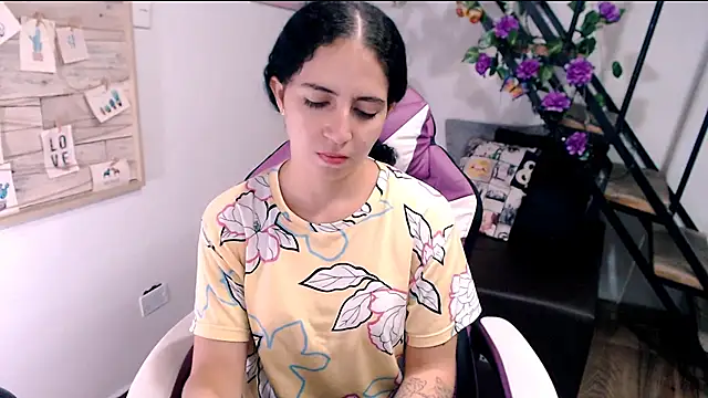 Snapshot of samantha_baby_ chatting on 04/18/26, 06:23 samantha baby online show from 04/18/26, 06:23