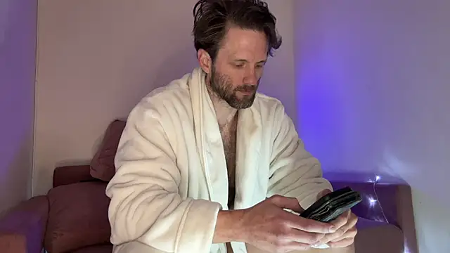 Snapshot of alexmannd chatting on 12/15/25, 05:06 alexmannd online show from 12/15/25, 05:06