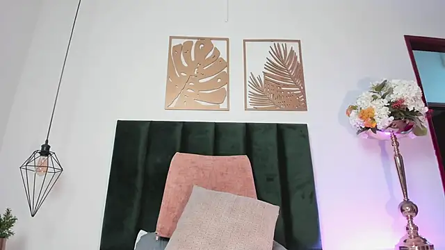 NoraDasilva online show from 02/04/25, 12:29