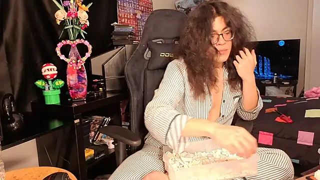 Snapshot of ShinyCherub chatting on 02/14/25, 02:44 ShinyCherub online show from 02/14/25, 02:44