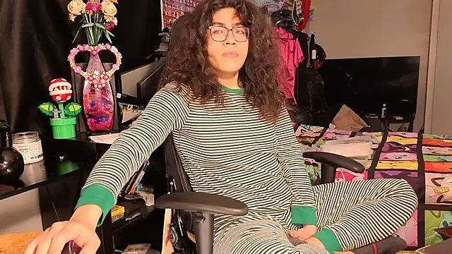 Snapshot of ShinyCherub chatting on 02/17/25, 05:25 ShinyCherub online show from 02/17/25, 05:25