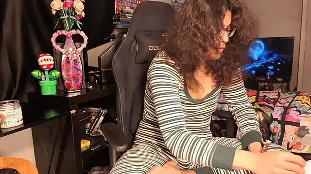 Snapshot of ShinyCherub chatting on 02/18/25, 09:54 ShinyCherub online show from 02/18/25, 09:54