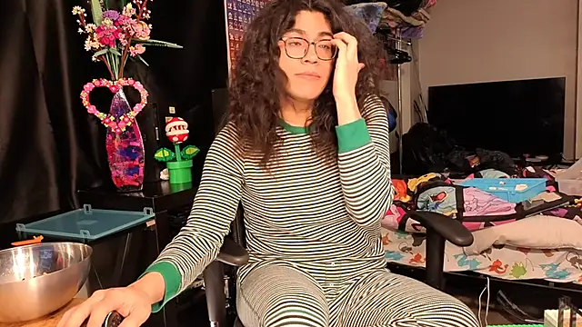 Snapshot of ShinyCherub chatting on 03/06/25, 10:36 ShinyCherub online show from 03/06/25, 10:36