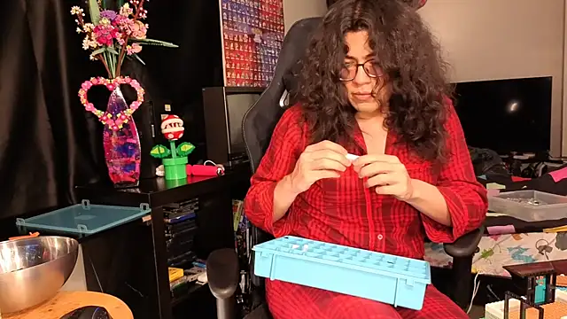 Snapshot of ShinyCherub chatting on 03/07/25, 08:02 ShinyCherub online show from 03/07/25, 08:02