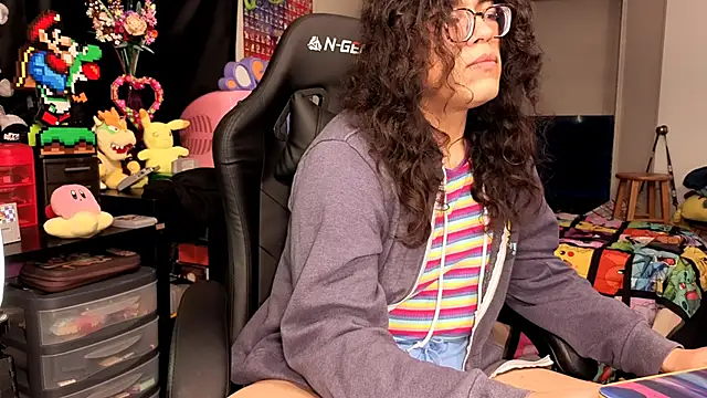 Snapshot of ShinyCherub chatting on 09/22/25, 04:42 ShinyCherub online show from 09/22/25, 04:42