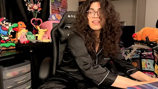 Snapshot of ShinyCherub chatting on 09/23/25, 04:32 ShinyCherub online show from 09/23/25, 04:32