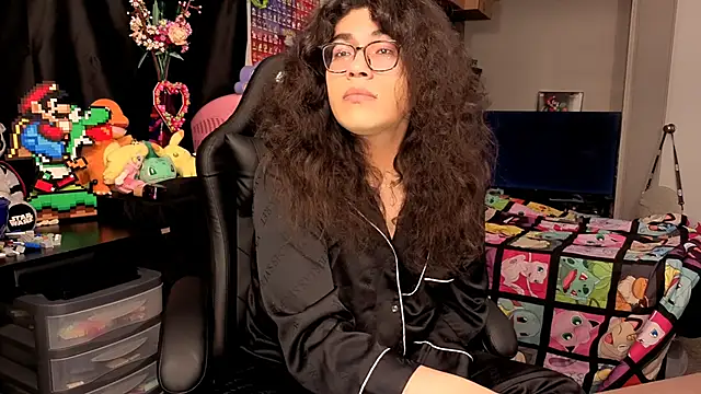 Snapshot of ShinyCherub chatting on 09/26/25, 06:17 ShinyCherub online show from 09/26/25, 06:17