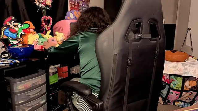 Snapshot of ShinyCherub chatting on 09/28/25, 06:02 ShinyCherub online show from 09/28/25, 06:02