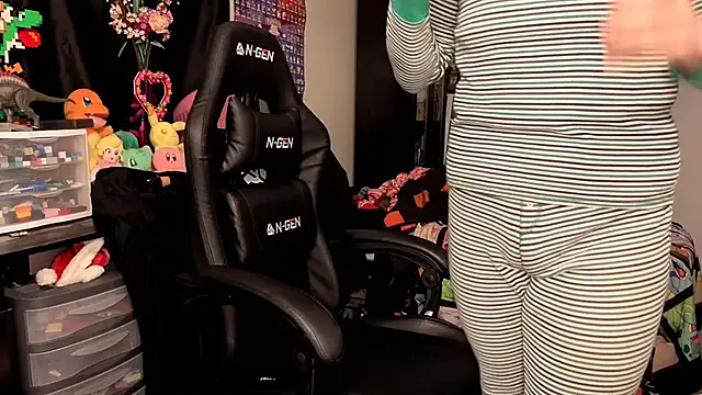 Snapshot of ShinyCherub chatting on 10/12/25, 07:57 ShinyCherub online show from 10/12/25, 07:57