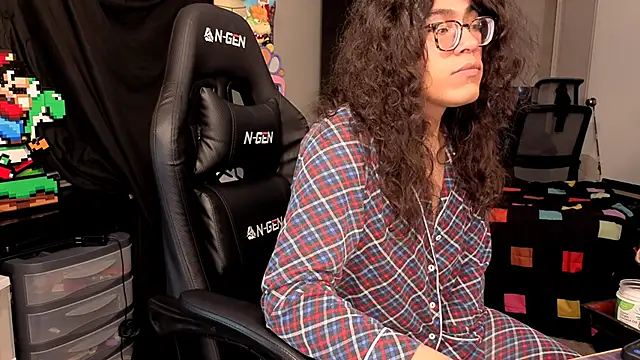 Snapshot of ShinyCherub chatting on 11/14/25, 04:00 ShinyCherub online show from 11/14/25, 04:00