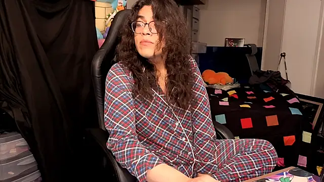 Snapshot of ShinyCherub chatting on 11/21/25, 12:43 ShinyCherub online show from 11/21/25, 12:43